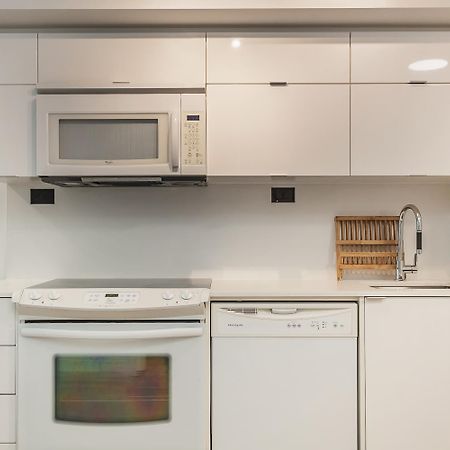 Cozy 2Br Close To Cn Tower & Harbourfront Торонто Экстерьер фото