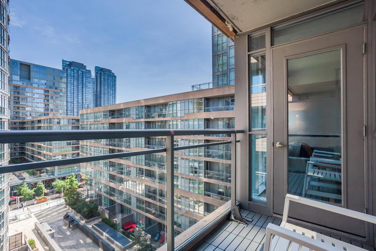 Cozy 2Br Close To Cn Tower & Harbourfront Торонто Экстерьер фото